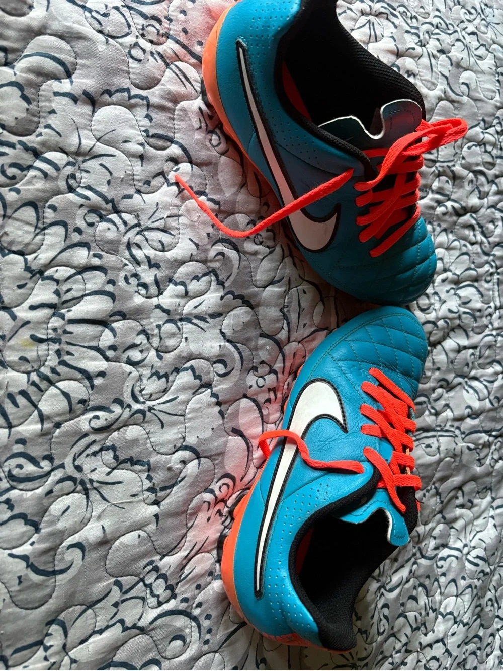 Nike Kids soccer cleats in Bright Blue and Neon Orange size 2Y